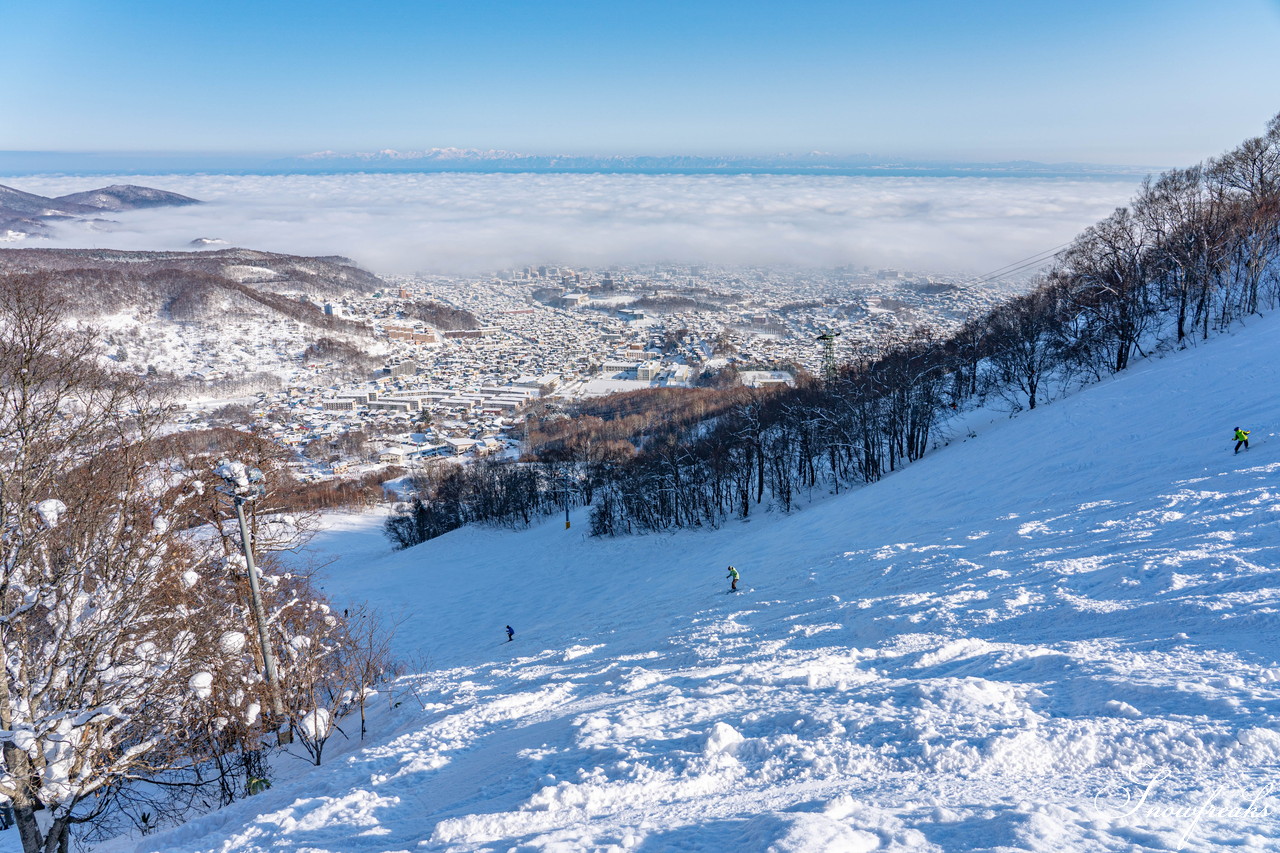 小樽天狗山スキー場　大雲海発生！息を吞む絶景とドライパウダー。北海道の雪山の魅力が詰まったローカルゲレンデを滑る！